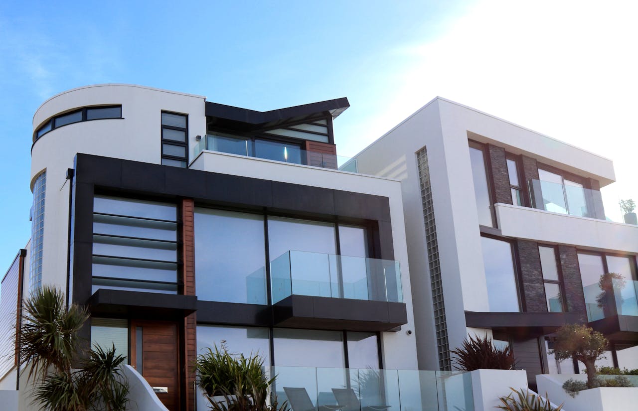 portfolio-02 Contemporary luxury home with glass balconies in Poole, UK, showcasing modern architectural design.